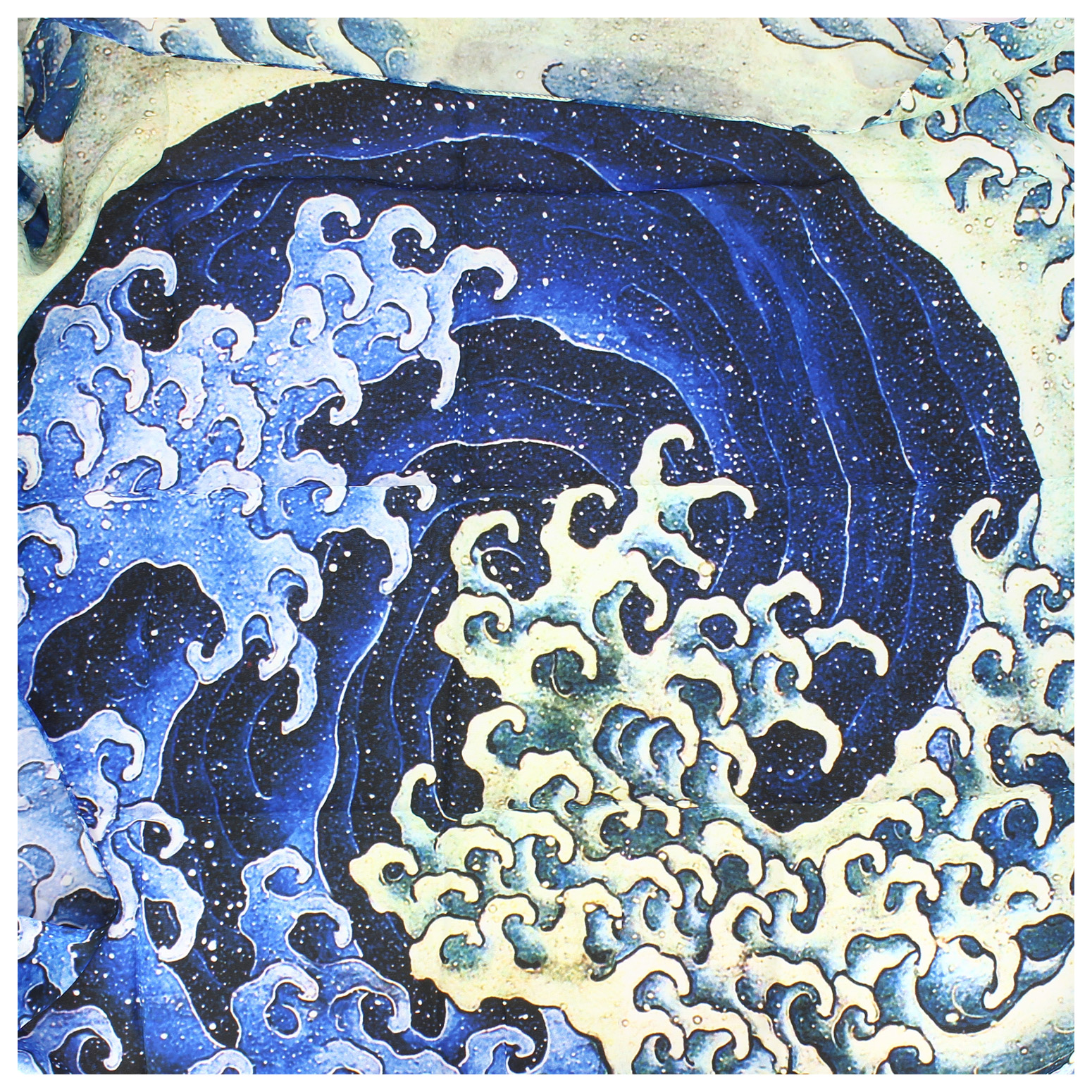 Carré 90 Brochier Hokusaï Vague Féminine Bleu et Blanc Soie Motifs