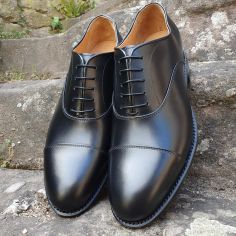 Chaussures homme en cuir, de qualité, confectionnées en Italie.