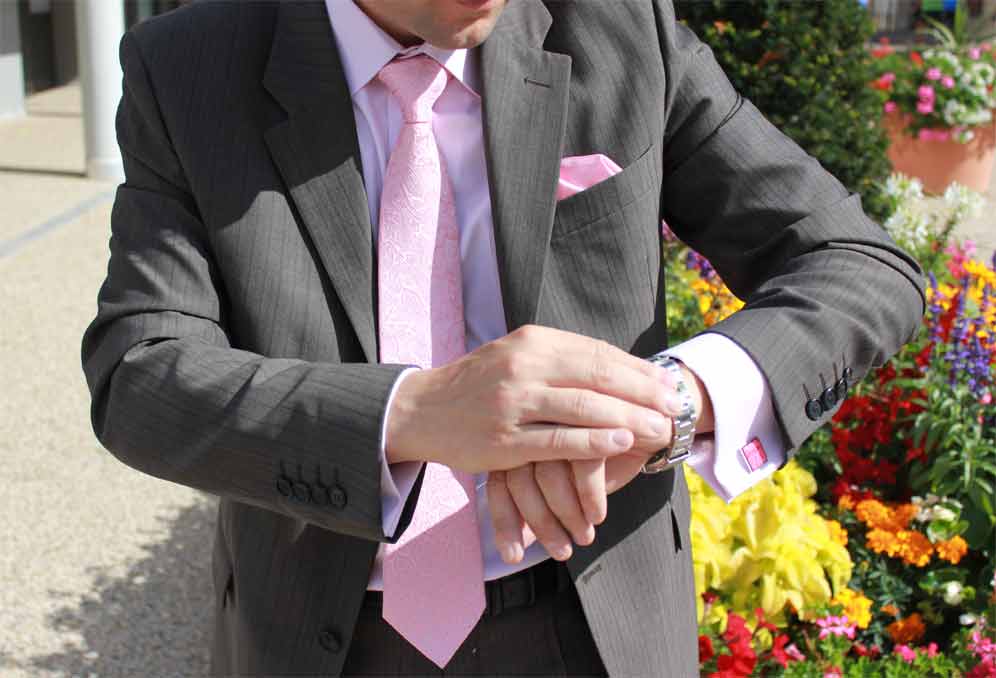 cravate rose, noeud papillon et accessoires de couleur rose