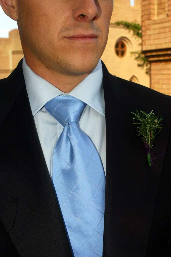Porter une cravate bleu, un costume bleu et les accessoires à assortir