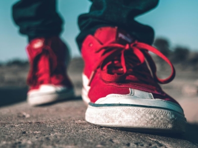 Porter des Lacets Rouges : Une Touche d'Audace dans Votre Style